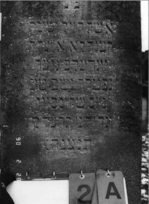 Grabstein 2 (Index: 100114992) Material: ? Zustand: gut Maße HxBxT: 168x48x22 cm Beschreibung: Stele auf gestuften Sockel, Spitzgiebel mit Davidstern Symbolik: Davidstern: Grabstein 2A