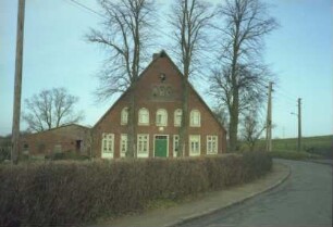 Klein Schenkenberg: Bauernhaus: Giebelseite Wohntrakt: Eingangstür, im Obergeschoss Rundbogenfenster