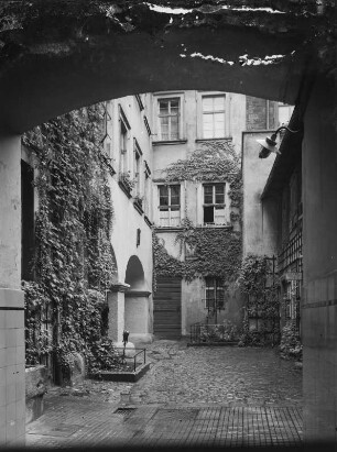 Unbekannter Ort. Innenhof eines Wohn- und Geschäftshauses, Würzburg?