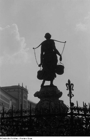 Blick auf die Bronzefigur (Wasserträgerin) des Mägdebrunnens auf dem Roßplatz