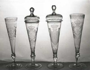 Glas mit Inschrift: "Gardes de la Majesté" und russischem Doppeladler; Mitte links: Mit Monogramm der Maria Josepha; nach 1733; Rechts: Mit Monogramm AR 3