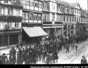 Demonstrationszug [?] auf der Langen Herzogstr.