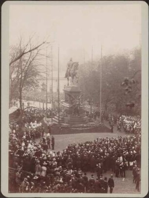 Großherzog Friedrich I., Großherzogin Luise mit Ehrengästen vor dem enthüllten Reiterdenkmal.