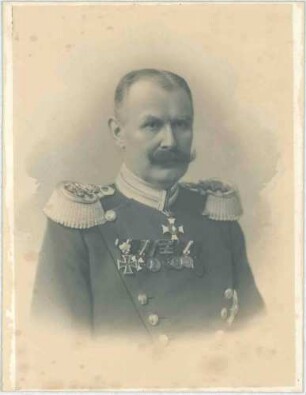 König Wilhelm II. von Württemberg in Uniform und Mütze mit Orden eines Kommandeurs Ulanen-Regiment Nr. 19, Brustbild in Halbprofil