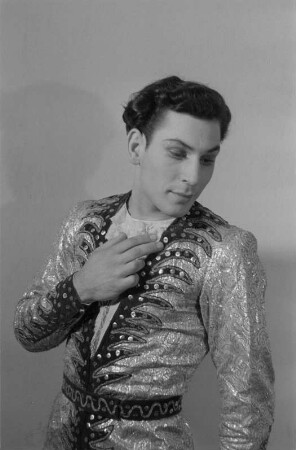 Gastspiel eines russischen Ballett- und Künstlerensembles in der Deutschen Staatsoper Berlin : Boris Bregwadse in "Schwanensee", Teil des Ballettprogramms