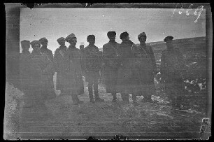 bei Illawcze (=Ilavche, Ukraine) am Dometscherposten: 11 russische Soldaten und Offiziere auf einer schneefreien Landstraße ("Offiziere der russischen Gardeschützen")