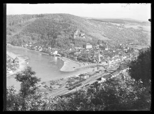 Blick auf Bahnhofsgelände, Mainspitze, Innenstadt und Burg