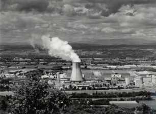 Blick ins Rhonetal bei Pierrelatte mit Atomkraftwerk