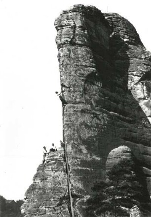Sächsische Schweiz, Rathener Gebiet. Talwächter. Seilschaft Bruno Henning an der Ostkante (FKV-Kante, VI)