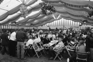Volks- und Schützenfest: Festzelt: Schützenverein Klein Wesenberg und Umgegend von 1919 e.V.: Tischreihen mit Gästen: 28. bis 31. Mai 1993