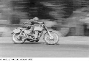 Leipzig. Motorradfahrer beim Scheibenholz-Rennen