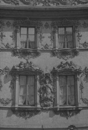 Würzburg: Haus zum Falken, Rokkoko Fensterfront