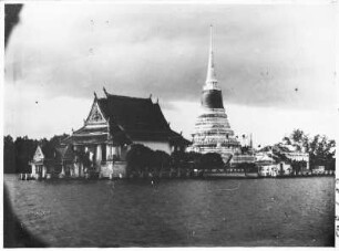 Tempel in Thailand : Thailand. Blick auf Tempelanlage und Chedi, 1908/1913