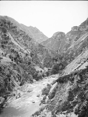 Schlucht mit Fluss : Blich in eine Schlucht mit einem Fluss, vermutlich von einer Brücke aus