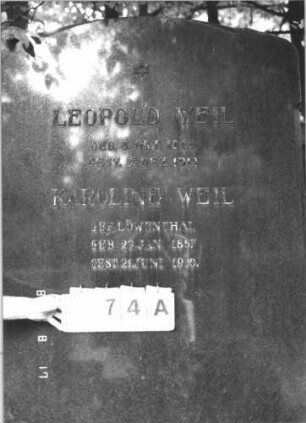 Grabstein 74 (Index: 100108918) Material: polierter Granit, Metallbuchstaben Zustand: sehr gut Maße HxBxT: 211x104x25 cm Beschreibung: Stele, Rundbogenabschluß Symbolik: Davidstern Besonderheit: Doppelgrab für Eheleute: Grabstein 74A