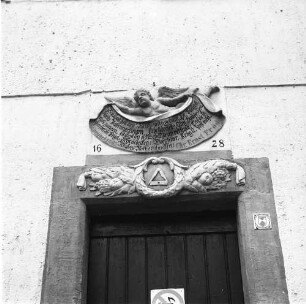 Tharandt, Wilsdruffer Straße 26. Ehemaliger Dreiseithof. Klippermühle (1628). Nebengebäude. Detail: Relief über der Tür