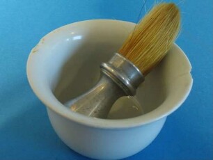 RASIERSCHALE AUS PORZELLAN