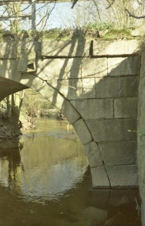Schäperbarg: Granitquaderbrücke über die Barnitz: Seitenansicht, Teilansicht: Widerlager