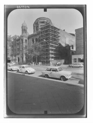 Berlin-Mitte, Oranienburger Straße 28/30. Neue Synagoge (1859-1866, E. Knoblauch). Blick über die Oranienburger Straße während des Wiederaufbaus