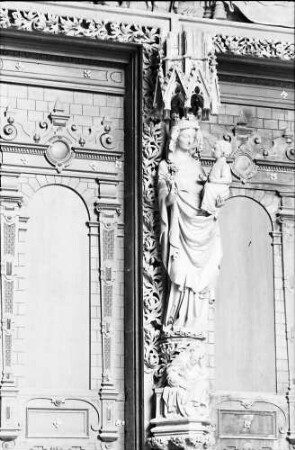 Freiburg: Madonna mit Kind, im Portal