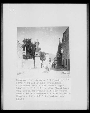 Pilastroni (Pfeiler mit Pyramiden-Aufsätzen von einem ehemaligen Stadttor)
