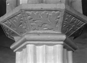 Pfeilerkapitell mit Blattmotiven