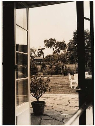Garten Prof. Wilhelm Kempff, Potsdam: Blick von innen auf Terrasse mit Kübel