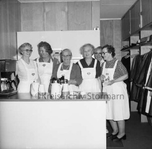 Altentagesstätte der Arbeiterwohlfahrt (AWO): Weinhude: Einweihung: Seniorinnen als Seviererinnen in Teeküche: vorn auf Tresen Kannen und Tassen: hinten rechts Garderobe