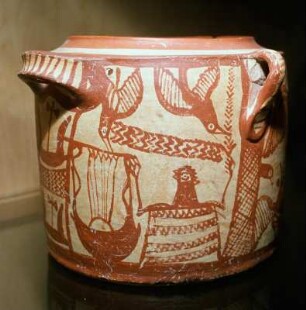 Pyxis aus Kalami Apokornou, Grab 1 : Chaniá. Archäologisches Museum. Pyxis mit Musikant, Vögel, Doppeläxte und Kulthörner, 1. Hälfte 13. Jh. v. Chr. Fundort: Kalami Apokoronou bei Aptera