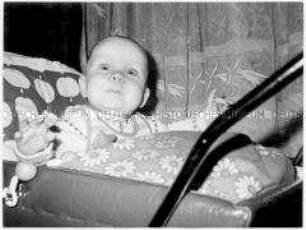 Baby im Kinderwagen (Altersgruppe bis 14)