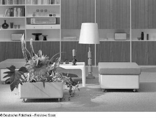 Möbelprogramm "variopur" : Leipziger Herbstmesse, 1973. Möbelprogramm "variopur" (1973; VEB Petrolchemisches Kombinat Schwedt). Blumenkasten und zwei Hocker mit Beistelltisch vor Anbauwand