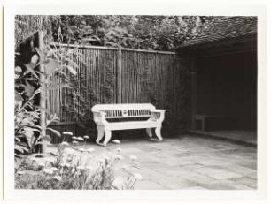 Garten Karl Hanke, Berlin-Grunewald: Bank am Gartenhaus