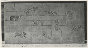 Berufssymbole für Wand: Tonmodell mit Ritzungen, in Atelier