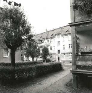 Dresden-Trachau. Wohnsiedlung des Bauvereins Kleinwohnungsbau (1919/1921; O. Schubert). Wohnhäuser, Wilder-Mann-Straße 21 b/21 c. Hofansicht mit Grünanlage. Blick gegen Wohnhäuser, Kopernikusstraße 17/15
