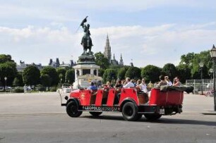 Wien - Oldtimerbus : Ein offener Oldtimerbus fährt mit Touristen über den Wiener Heldenplatz, 2008