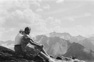 Portrait : Portrait zweier Frauen vor einem Alpenpanorama.