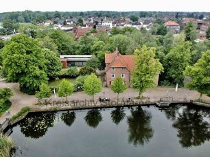 Trittau: Kulturzentrum Wassermühle, davor Mühlenteich: Luftbild