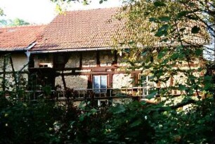 Fachwerkgebäude mit außen angehängter Leiter