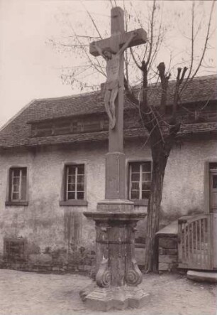 Dorfstraße. Kruzifix