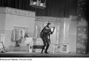 Szene des Theaterstücks "Peterchens Mondfahrt" im Theater der Jungen Welt
