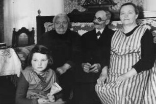 Wilsdruff-Grund-Wüstarabien. Lohmühle Wüstarabien, (2. v. links): Marie Lucius, die in ihrer Jugend auf der Lohmühle noch Lohe gestampft, um 1940, Repro