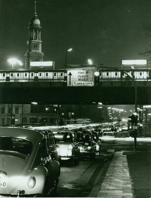 Hamburg-Altstadt. Der Rödingsmarkt bei Nacht. Im Hintergrund der Turm der Hauptkirche St. Michaelis (Michel)