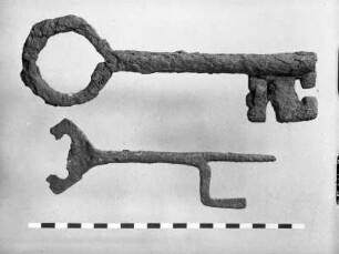 Zwei Schlüssel : Zwei Schlüssel (Grabungsfunde aus dem Umfeld der Burg Körse). Eisen, geschmiedet. Schirgiswalde-Kirschau: Burgmuseum Kirschau