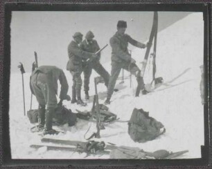 Wilhelm Paulcke mit drei weiteren Personen in Skiausrüstung