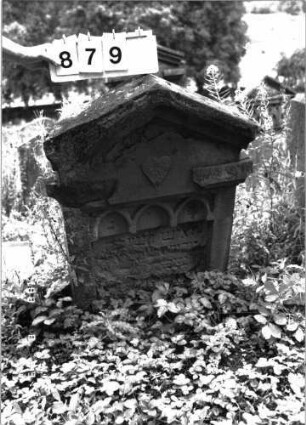 Grabstein 879 (Index: 100099297) Maße HxBxT: 94x63x13 cm Symbolik: Herz: Grabstein 879