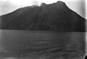 Stromboli : Der Vulkan Stromboli vom Meer aus.