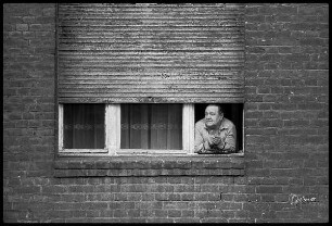Mann am Fenster