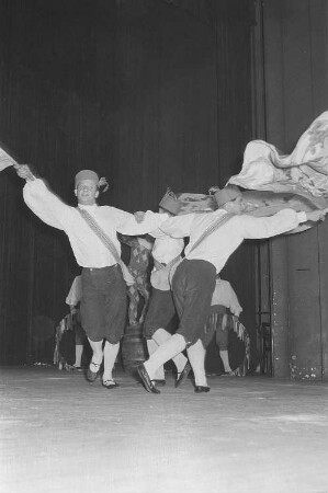 Darbietung der Tanzgruppe des Ensembles der NVA Erich Weinert (EWE) anlässlich des II. Deutschen Turn- und Sportfestes