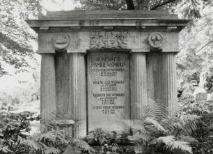 Grabanlage der Familie Otto Oskar Weinhold. Olbernhau, Friedhof : Grabanlage der Familie Otto Oskar Weinhold (gestorben 1912). Olbernhau (Mittlerer Erzgebirgskreis), Friedhof