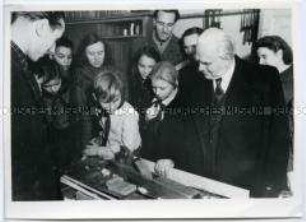 Wilhelm Pieck besucht das "Haus der Kinder" in Berlin-Lichtenberg